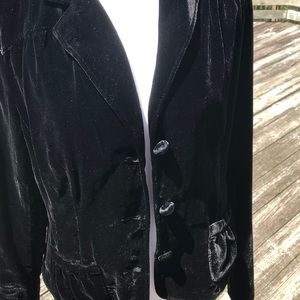 Versatile black velvet jacket!